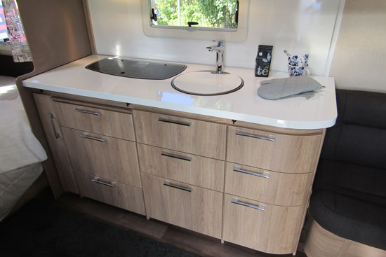 Køkkenet i 560 XL er rigtigt stort. Køkkenbordet i Classic-serien er nyt