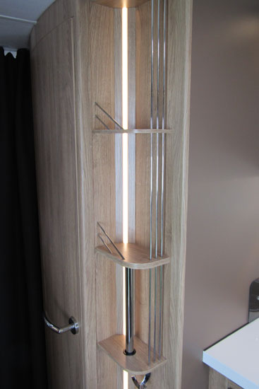 I GLE modellerne er der nu hylder udenfor badeværelserne