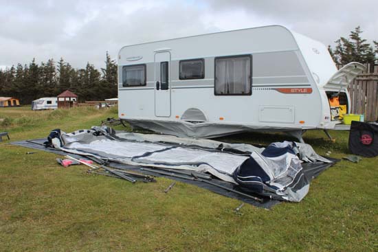 Det var lidt udfordrende at sætte fortelt op i blæsevejr, men det gik fint