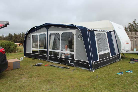 Så er teltet oppe. Nu mangler vi bare annekset