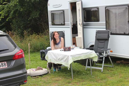Hygge foran campingvognen