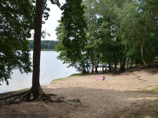 Søen med en dejligt sandstrand til