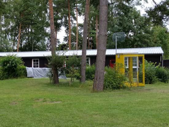 Fælleshuset hvor der i vinklen er bad, toiletter og sauna