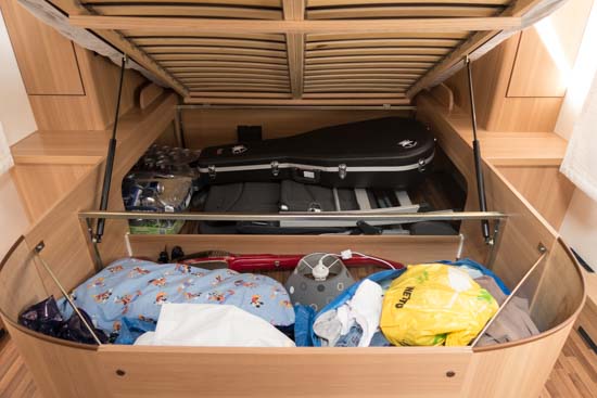 Der var plads til rigtig meget udstyr under dobbeltsengen
