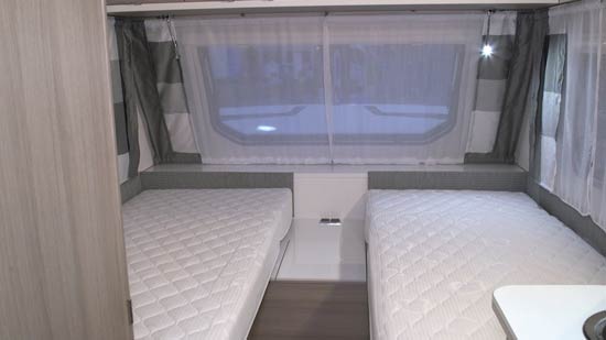 Caravelair Allegra 450 er indrettet med to enkeltsenge forrest i campingvognen