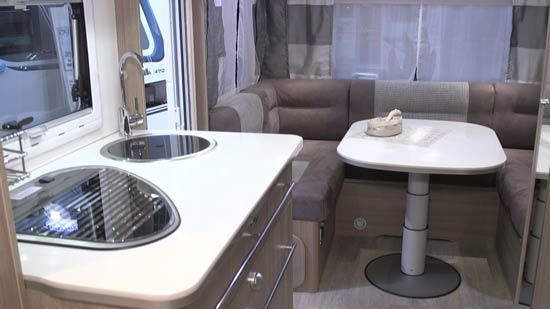 Køkkenet og siddegruppen i Caravelair Allegra 450