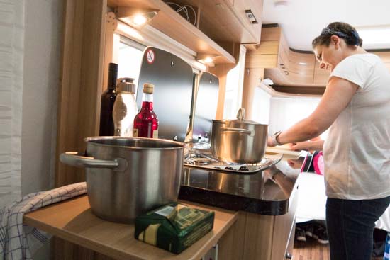 Klappen for enden af køkkenbordet giver mere plads til afsætning