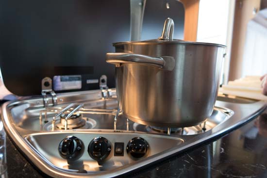 På komfuret er der fin plads til selv de større gryder og pander