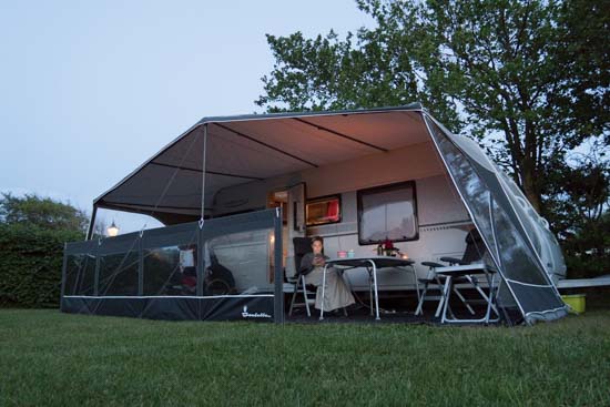 Det store solsejl giver læ for både sol, vind og regn.