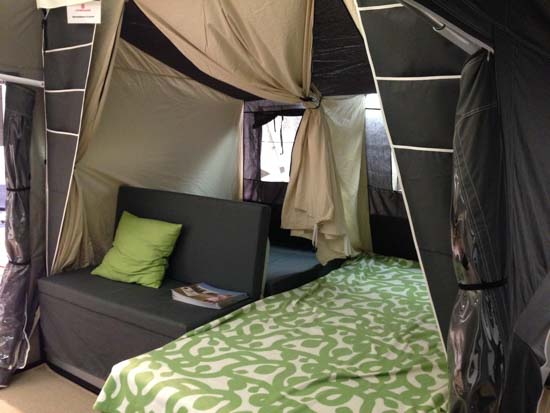 I den ny Combi-Camp Country kan man etablere siddepladser i den ene sovekabine