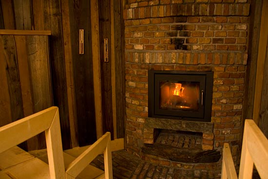 Sauna med &aring;ben ild. Dette er den varmeste af stedets saunaer, og man b&oslash;r h&oslash;jst v&aelig;re der i 15 min.