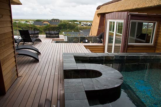 Oppe p&aring; terrassen kan man kigge ud over Vesterhavet, mens man enten er i Spa'en, Saltvandbassinet, det kolde bassin eller i Panoramasaunaen