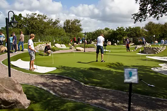 Den meget flotte minigolfbane tr&aelig;kker mange g&aelig;ster til.
