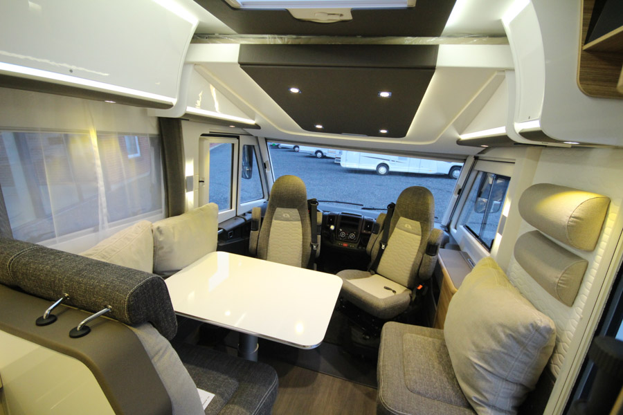 Adria Sonic Supreme 710 SL er indrettet med en stor salon forrest i autocamperen