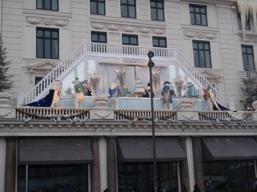 På vejen kom vi forbi den flotte juleudsmykning på Hotel D’Angleterre.