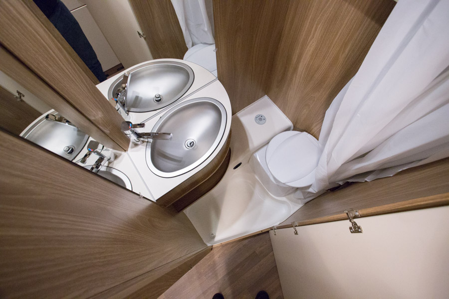 Previo Life 430 TS er udstyret med et fint og funktionelt badeværelse. Der er mulighed for at tilkøbe en bruse-pakke.