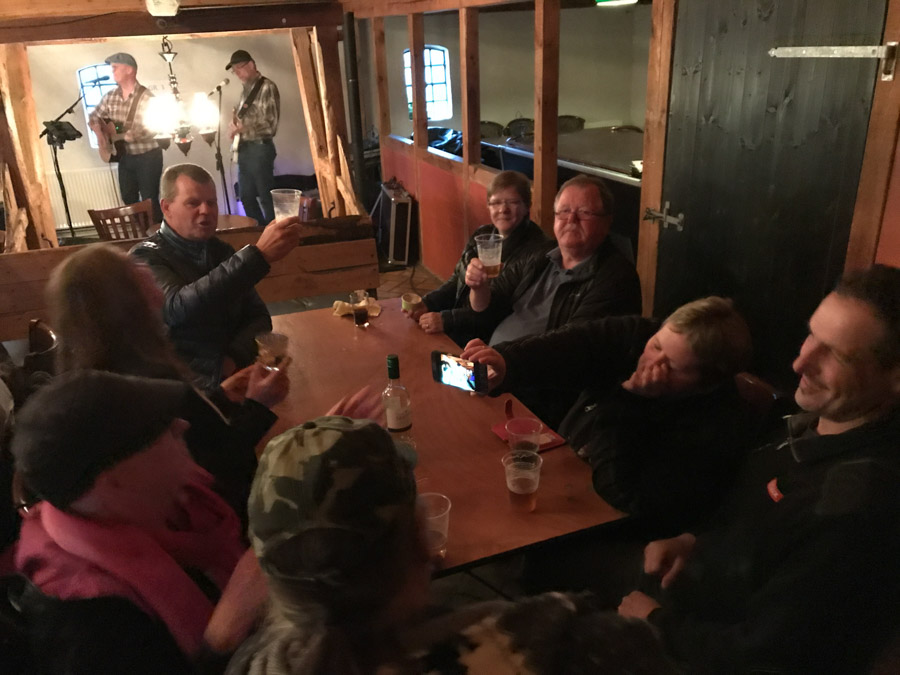 Der blev hygget, talt og festet ved de mange borde i Kostalden