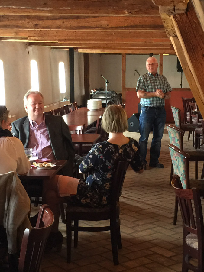 Tommy Boisen fra Isabella holdt en varm tale om 10 års samarbejde og om engagementet bag AltOmCamping.dk. Vi var både glade og rørte over hans tale. Tak for den.