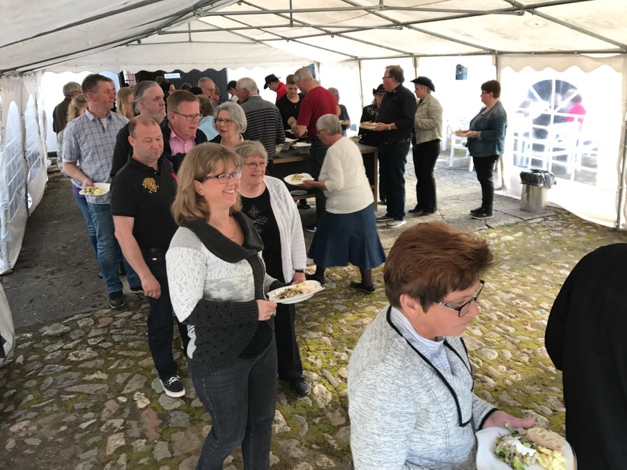 Selv om der var lidt kø foran buffeten, så var både stemningen og humøret højt