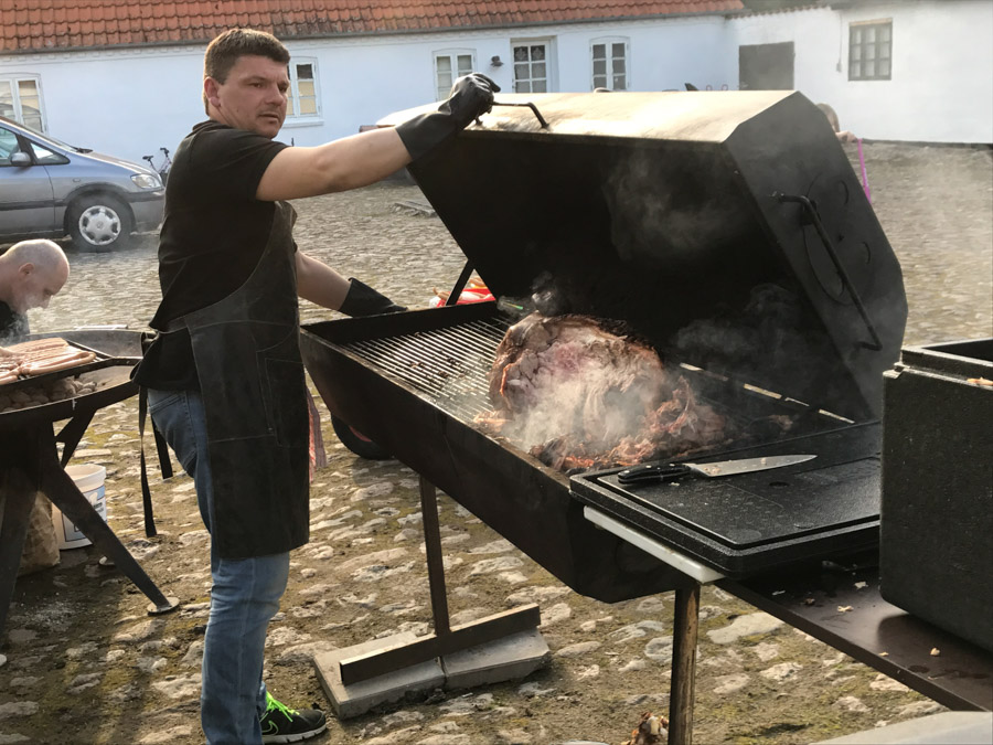De kan altså godt finde ud af at lave helstegt pattegris på Børsøre Strand Feriepark