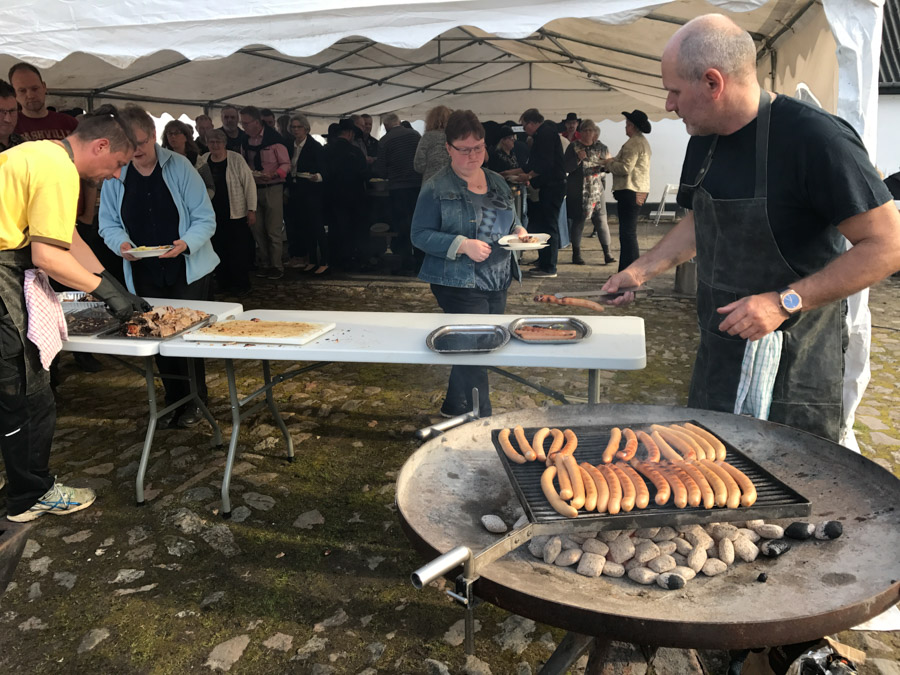 Der blev gså serveret pølser over grill. Mere camping bliver det næsten ikke