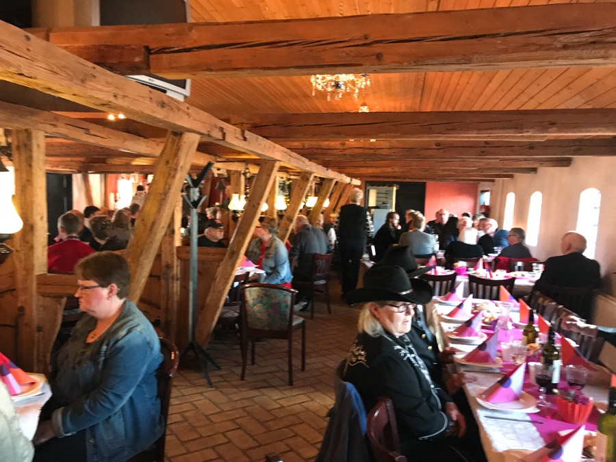 Campingpladsen måtte tage to sale i brug for at kunne rumme alle gæsterne til festen. Her er den hyggelige Kostald