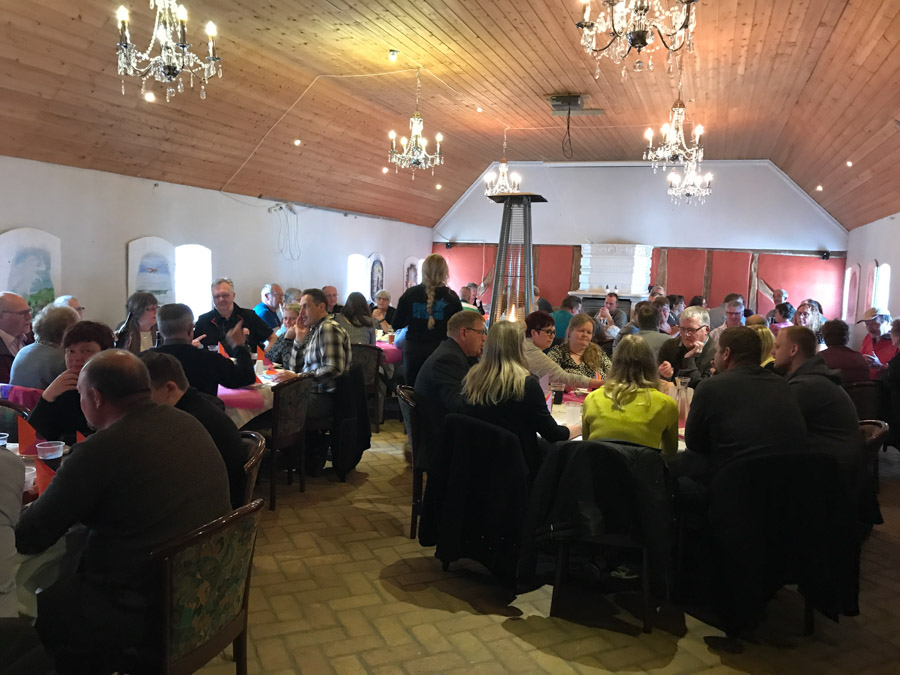 Pejsestuen blev også fyldt op under middagen