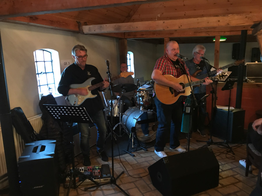 Lørdag aften spillede Ivan Johnsen Band op til fest