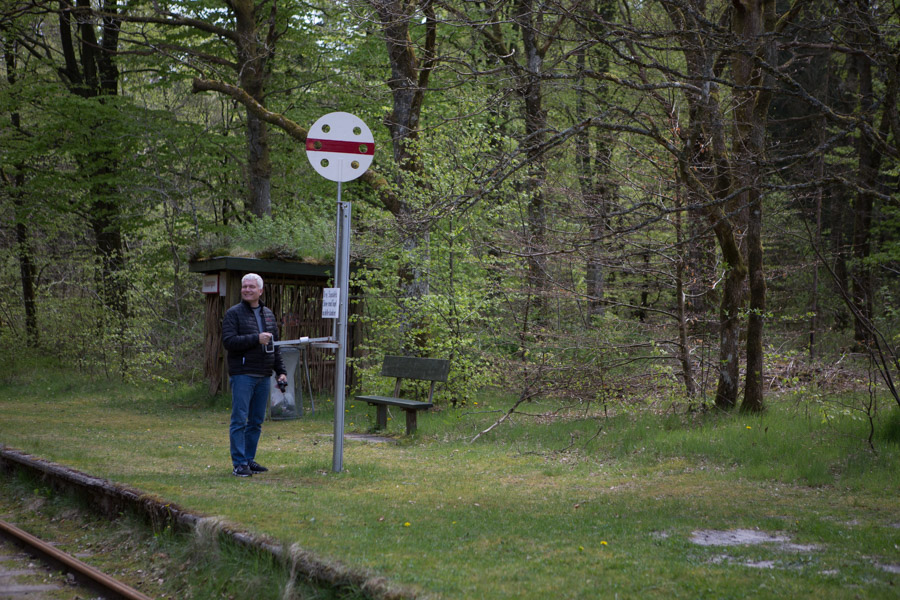 Drejer man skiltet, stopper toget ved stationen, og man kan stige p&aring; og k&oslash;re med
