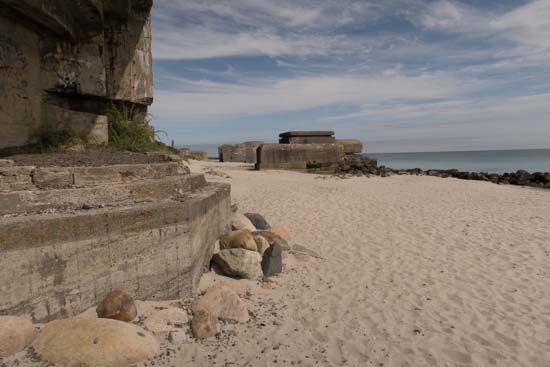 Stranden er bred og fin, og så lidt anderledes med de mange bunkers