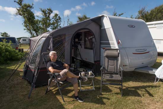 Hygge foran campingvognen