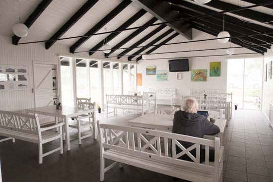 Opholdsstuen er selvfølgelig møbleret med Skagensbænke