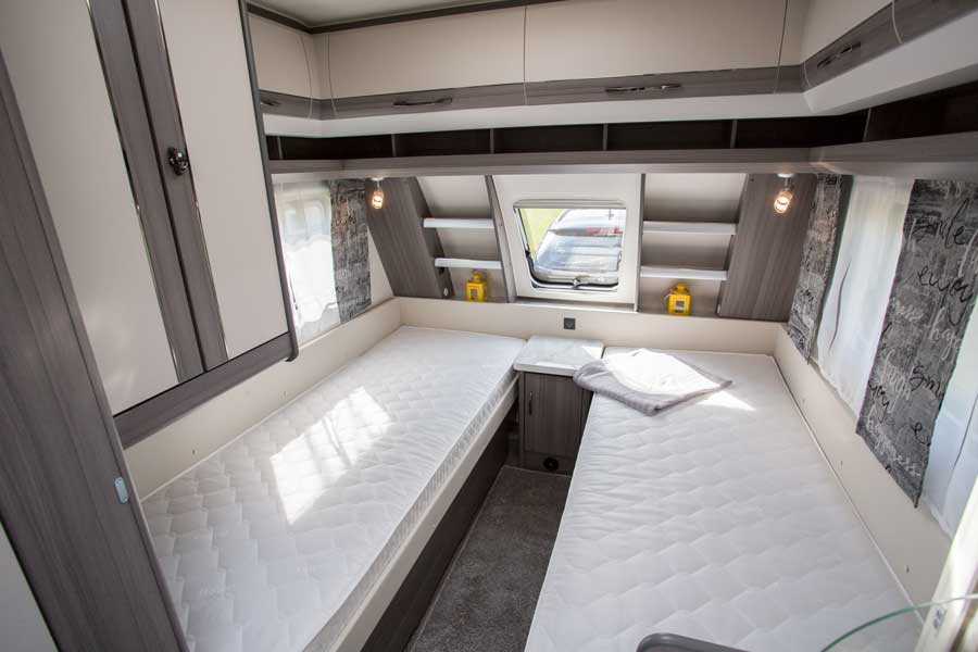 Her ses soveafdelingen i Hobby OnTour 460 DL