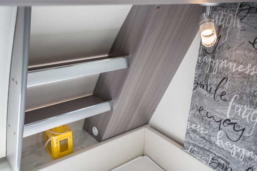 Mange gode detaljer - bemærk lamelbund og stålramme i sengen