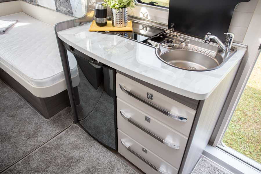 Køkkenet hører ikke til de største, men der er hvad der skal være