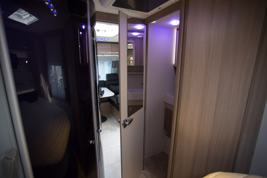 Brusekabine i den ene side af campingvognen og et kombineret toilet/vaskerum i den anden side.