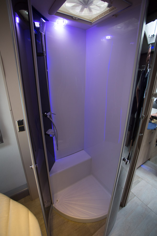 Brusekabine med god plads til at bade