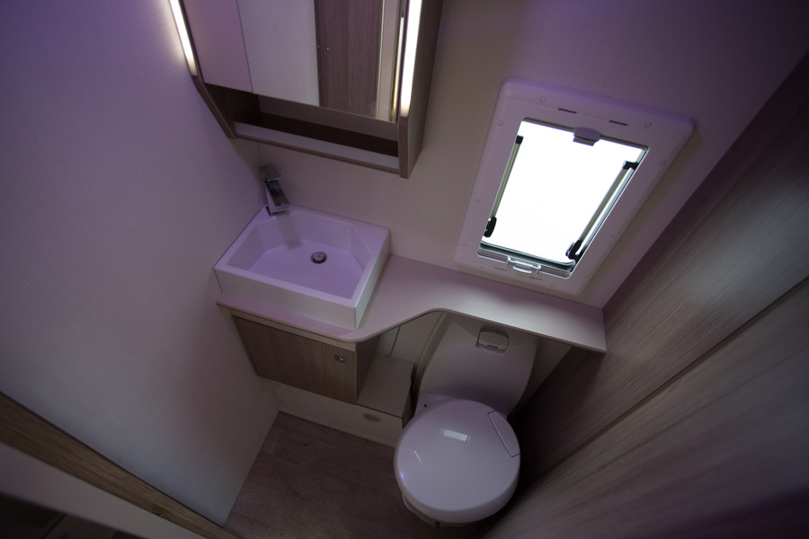 Kombineret toilet/vaskerum