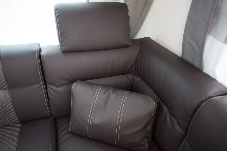 Comfort Kit pakken indeholder nakkestøtter, lændepuder og armstøtter, der alle kan flyttes dertil hvor man har mest brug for dem.