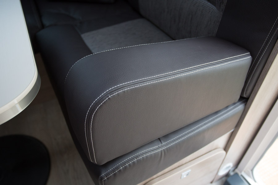 caravelair allegra home 560 2018 07Armstøtterne er ret smarte, og er med til at give fin siddekomfort uanset hvor man sidder i siddegruppen