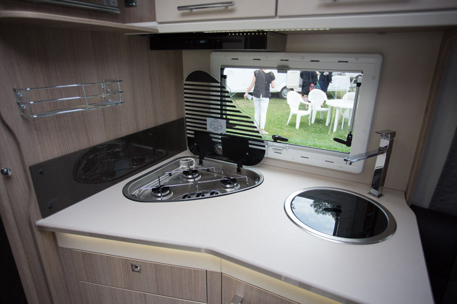 Standardudstyret i Danmark omfatter også emhætte.