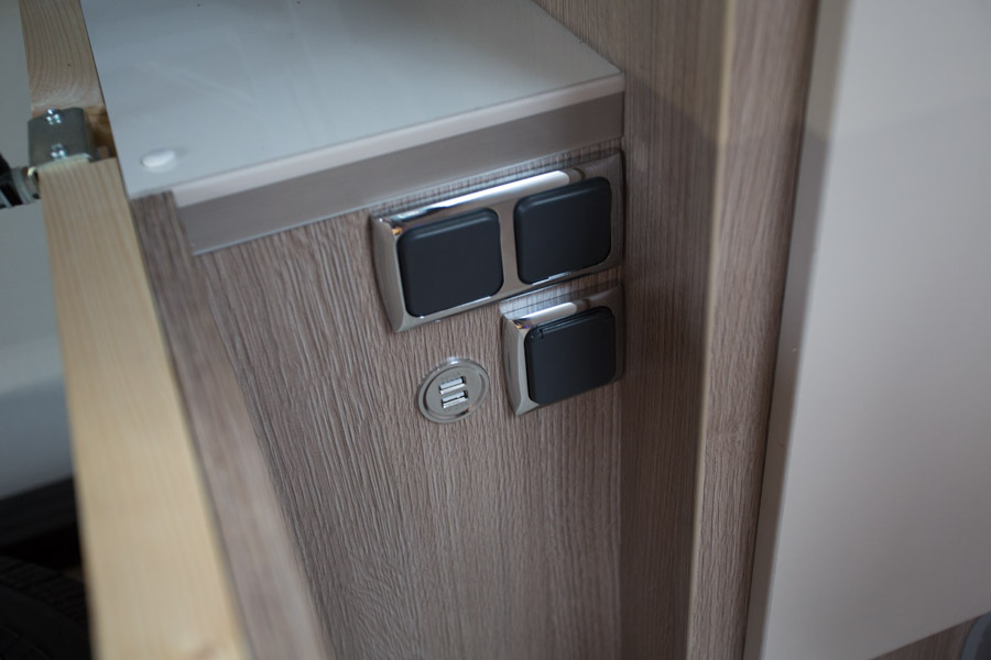 Sengen har justerbart hovedgærde, og der er både USB- og 230V stik i begge sider af sengen. Det er godt tænkt og meget praktisk.