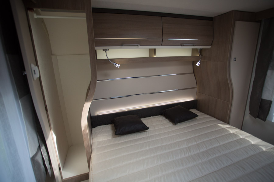 Der er garderobeskabe på begge sider af sengen samt et stort rum til opbevaring under sengen. En smart detalje her er, at der automatisk lys i opbevaringsrummet når sengen løftes op.