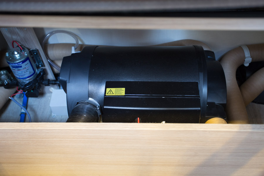 Opvarmning sker med et Truma Combi 6 fyr, der har indbygget vandvarmer.