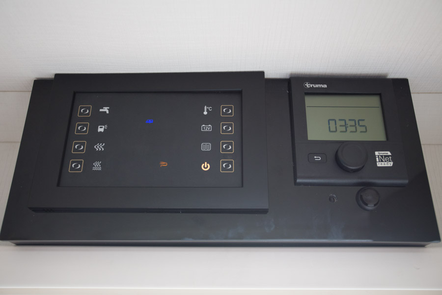 Caravelairs nye kontrolpanel på venstre og Truma panelet til højre