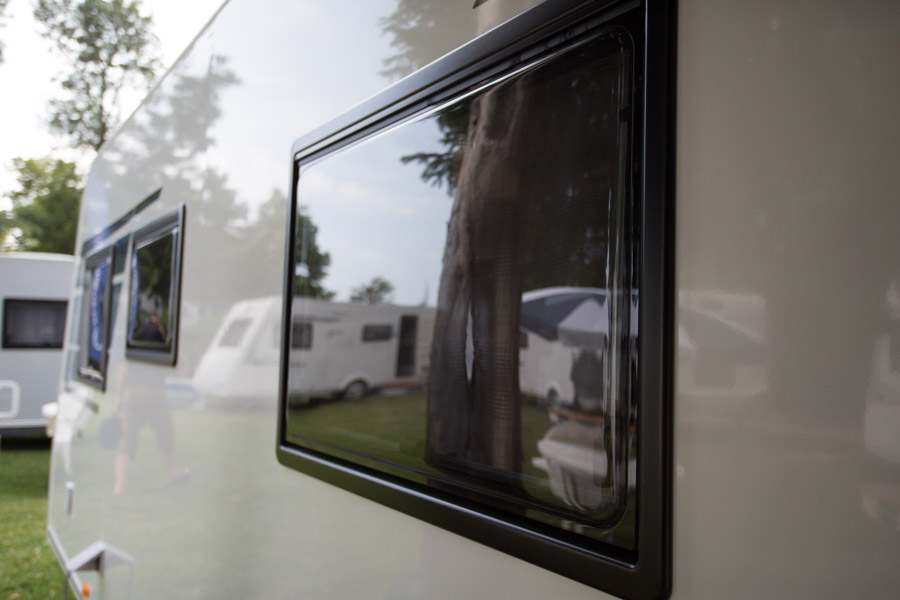 Caravelair Articas serien er udstyret med flade Seitzvinduer, hvilket giver et eksklusivt look.