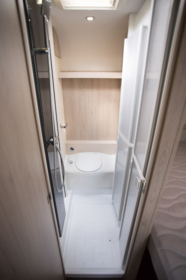 Kombineret toilet/vaskerum