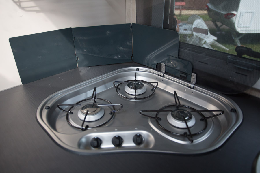 Man skal folde varmebeskyttelsen ud hver gang komfuret bruges. Det er lidt upraktisk og man kunne godt have valgt en lidt mere praktisk løsning.