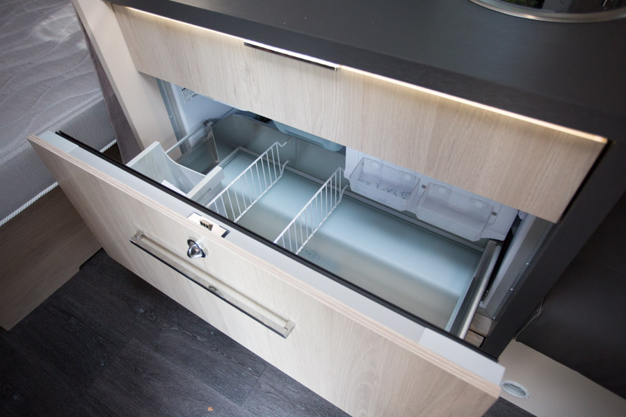 Køleskabet er Caravelairs kompressor-køleskab på 150 liter. Der er monteret i den midterste skuffe