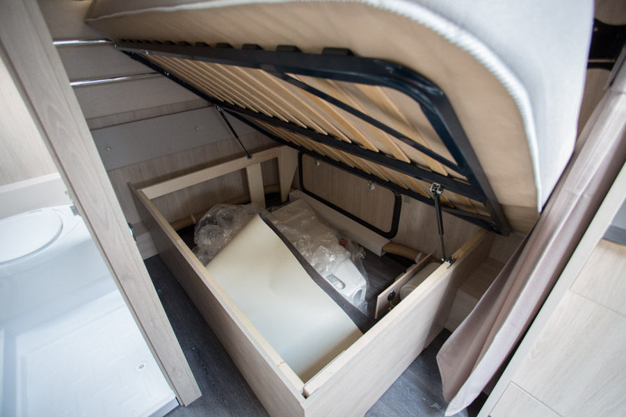 Sengen er med metalramme og lamelbund og under sengen er der et stort opbevaringsrum